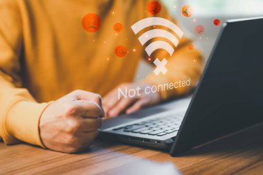 Wi-Fi 'ye bağlanmak için bilgisayar laptopu kullanan ama Wi-Fi bağlı olmayan bir adam, dijital iş veri formu web sitesinin yüklenmesini bekliyor, kablosuz ağa bağlanmayı bekleme konsepti teknolojisi.