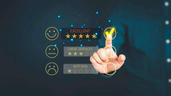 Человек Касается Виртуального Экрана Счастливой Иконке Смайлик Дать Удовлетворение Служении — стоковое фото