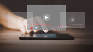 Sanal ekranda çevrimiçi yayın yapmak için akıllı telefon ya da cep telefonu kullanan adam, internetten video, canlı futbol, şov ya da özel ders, filmleri izlemek, içeriği çevrimiçi.