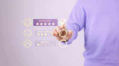 Mutlu gülen yüz ikonundaki sanal ekrana dokunan adam hizmette tatmin oluyor. Derecelendirme çok etkileyici. Müşteri hizmetleri, tavsiye ve tatmin kavramı.