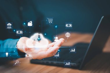 Bulut veri ikonunda çalışan iş adamı, bulut hesaplama diyagramı hazır. Bulut teknolojisi. Veri deposu. Ağ ve internet hizmeti kavramı.