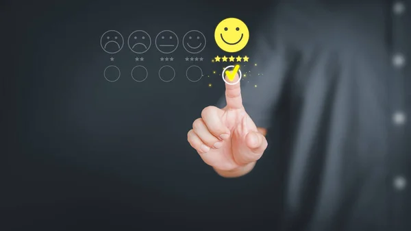 Человек Касается Виртуального Экрана Счастливой Иконке Смайлик Дать Удовлетворение Служении — стоковое фото