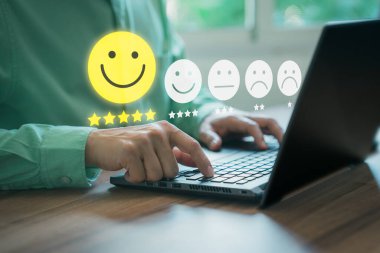 Geri bildirim değerlendirme memnuniyet servisi için beş yıldızlı dizüstü bilgisayarı kullanan bir adam. Müşteri hizmetleri deneyimi ve iş memnuniyeti anketi.