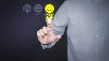 Mutlu gülen yüz ikonundaki sanal ekrana dokunan adam hizmette tatmin oluyor. Derecelendirme çok etkileyici. Müşteri hizmetleri, tavsiye ve tatmin kavramı.