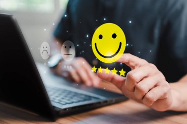 Geri bildirim değerlendirme memnuniyet servisi için beş yıldızlı dizüstü bilgisayarı kullanan bir adam. Müşteri hizmetleri deneyimi ve iş memnuniyeti anketi.