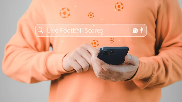 Fußballfans Halten Ihr Smartphone Der Hand Nach Live Ergebnissen Suchen — Stockfoto