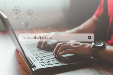 Futbol fanatiğinin eli evdeki bilgisayarda çalışırken. Arama çubuğuyla İnternet Veri Bilgileri Aranıyor. Arama Motoru teknolojisi ağ oluşturma kavramı.