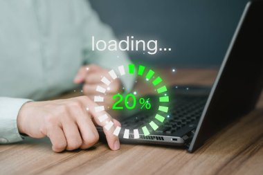 Yazılım indirmek için dizüstü bilgisayar kullanan ve dijital iş veri formu web sitesi yüklemeyi bekleyen adam, yükleme çubuğu konsepti.