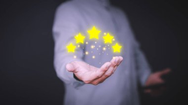 Müşteri memnuniyeti anketleri, beş yıldız puanı, müşteri değerlendirmesi geri bildirimi, hizmet derecelendirme memnuniyeti ve ifade konsepti için adam olumlu değerlendirmeler yapar.