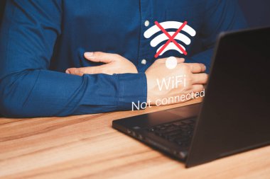 Wi-Fi 'ye bağlanmak için bilgisayar laptopu kullanan ama Wi-Fi bağlı olmayan bir adam, dijital iş veri formu web sitesinin yüklenmesini bekliyor, kablosuz ağa bağlanmayı bekleme konsepti teknolojisi.