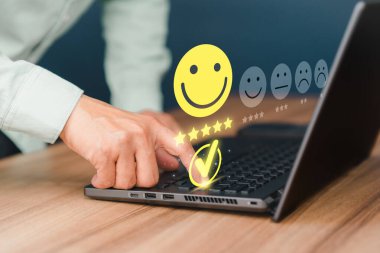 Geri bildirim değerlendirme memnuniyet servisi için beş yıldızlı dizüstü bilgisayarı kullanan bir adam. Müşteri hizmetleri deneyimi ve iş memnuniyeti anketi.