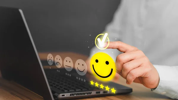 使用带弹出微笑的笔记本电脑的男性将面对五星级图标 用于服务评审 满意度和纪念 客户服务经验及业务满意度调查 — 图库照片