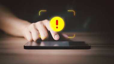Sosyal medyada hata bildirim ve bakım kavramı için ünlem işaretli akıllı telefon kullanan adam.