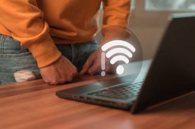 Wi-Fi 'ye bağlanmak için bilgisayar laptopu kullanan ama Wi-Fi bağlı olmayan bir adam, dijital iş veri formu web sitesinin yüklenmesini bekliyor, kablosuz ağa bağlanmayı bekleme konsepti teknolojisi.