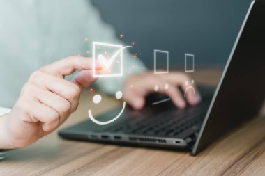 Açılır gülüşlü bir dizüstü bilgisayar kullanan bir erkek, servis değerlendirmeleri, memnuniyet ve ifadeler için beş yıldızlı bir simgeyle karşı karşıya. Müşteri Hizmetleri Tecrübesi ve İş Memnuniyeti Anketleri.