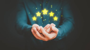 Müşteri memnuniyeti anketleri, beş yıldız puanı, müşteri değerlendirmesi geri bildirimi, hizmet derecelendirme memnuniyeti ve ifade konsepti için adam olumlu değerlendirmeler yapar.