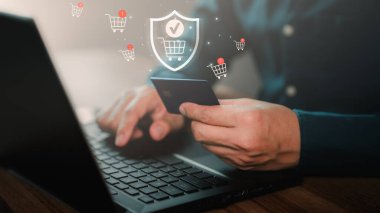 Adam internetten alışveriş yapmak için kredi kartından kayıt yaptırıyor. Kredi kartı güvenli çevrimiçi alışveriş ve ödeme kavramı.