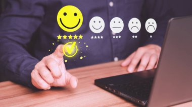 Geri bildirim değerlendirme memnuniyet servisi için beş yıldızlı dizüstü bilgisayarı kullanan bir adam. Müşteri hizmetleri deneyimi ve iş memnuniyeti anketi.