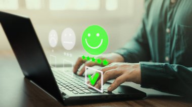 Geri bildirim değerlendirme memnuniyet servisi için beş yıldızlı dizüstü bilgisayarı kullanan bir adam. Müşteri hizmetleri deneyimi ve iş memnuniyeti anketi.