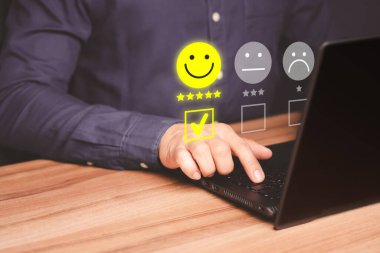 Geri bildirim değerlendirme memnuniyet servisi için beş yıldızlı dizüstü bilgisayarı kullanan bir adam. Müşteri hizmetleri deneyimi ve iş memnuniyeti anketi.