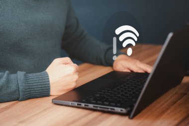 Wi-Fi 'ye bağlanmak için bilgisayar laptopu kullanan ama Wi-Fi bağlı olmayan bir adam, dijital iş veri formu web sitesinin yüklenmesini bekliyor, kablosuz ağa bağlanmayı bekleme konsepti teknolojisi.