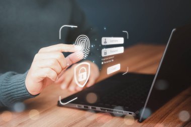 Giriş kullanıcısı ve şifresi yazan adam, Siber güvenlik kavramı, güvenli şifreleme ve kullanıcının özel bilgilerine erişim İnternet 'e erişmek için.