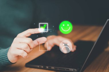 Mutlu gülen yüz ikonundaki sanal ekrana dokunan adam hizmette tatmin oluyor. Derecelendirme çok etkileyici. Müşteri hizmetleri, tavsiye ve tatmin kavramı.