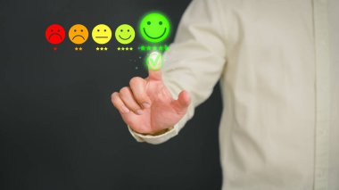 Mutlu gülen yüz ikonundaki sanal ekrana dokunan adam hizmette tatmin oluyor. Derecelendirme çok etkileyici. Müşteri hizmetleri, tavsiye ve tatmin kavramı.