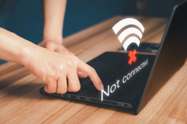 Wi-Fi 'ye bağlanmak için bilgisayar laptopu kullanan ama Wi-Fi bağlı olmayan bir adam, dijital iş veri formu web sitesinin yüklenmesini bekliyor, kablosuz ağa bağlanmayı bekleme konsepti teknolojisi.