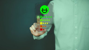 Mutlu gülen yüz ikonundaki sanal ekrana dokunan adam hizmette tatmin oluyor. Derecelendirme çok etkileyici. Müşteri hizmetleri, tavsiye ve tatmin kavramı.