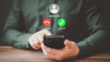 Gelen çağrıya cevap veren adam. Bilinmeyen numaradan aranmış. Çağrı merkezi çetesi, dolandırıcı ya da yabancı. Sahte kimliği olan bir sahtekar. Dolandırıcılık, dolandırıcılık veya cep telefonu veya akıllı telefon kavramı.