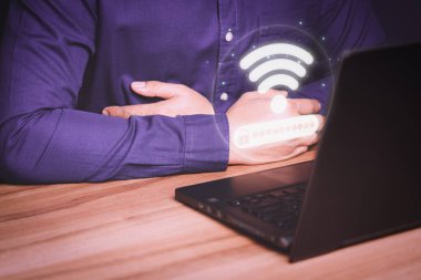 Adam internete bağlanmak için dizüstü bilgisayar kullanıyor ve dijital bilgi formu web sitesinin yüklenmesini bekliyor. Teknoloji kavramı internet kablosuz ağına bağlanmayı bekliyor.