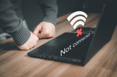 Wi-Fi 'ye bağlanmak için bilgisayar laptopu kullanan ama Wi-Fi bağlı olmayan bir adam, dijital iş veri formu web sitesinin yüklenmesini bekliyor, kablosuz ağa bağlanmayı bekleme konsepti teknolojisi.
