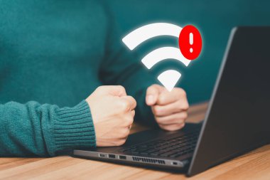 Wi-Fi 'ye bağlanmak için bilgisayar laptopu kullanan ama Wi-Fi bağlı olmayan bir adam, dijital iş veri formu web sitesinin yüklenmesini bekliyor, kablosuz ağa bağlanmayı bekleme konsepti teknolojisi.