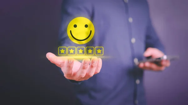 ビジネスマンの手は5つ星で幸せな笑顔を示しています 肯定的なレビューとフィードバック 評価顧客サービス最高の優れたビジネス評価経験 満足度調査と証言の概念 — ストック写真