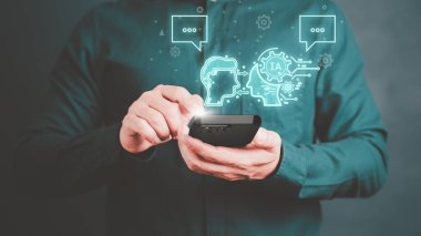 Yapay Zeka 'dan ChatGPT Sohbeti. Yetişkin bir adam yapay zeka sohbet robotu kullanarak akıllı bir yapay zeka veya yapay zeka ile sohbet ediyor..