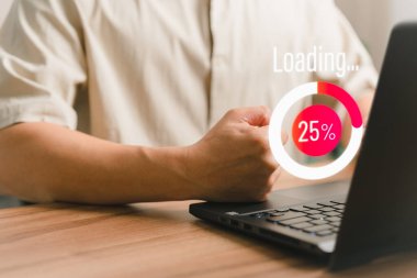 Yetişkin bir adam yazılım indirmek için dizüstü bilgisayar kullanıyor ve dijital iş veri formu web sitesini yüklemeyi bekliyor, çok yavaş bir internet formu wifi. Yükleme simgesinin yüklenmesini bekleme kavramı.