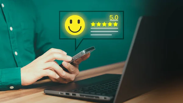 使用手机或智能手机的客户在申请时对服务经验评估给予评级 在线客户评审满意度反馈调查和证明 — 图库照片
