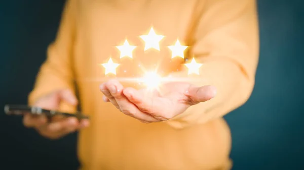 男は顧客満足度調査のための肯定的なレビューを与える 5つ星評価 顧客評価フィードバック サービス評価満足と証言の概念 — ストック写真