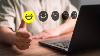 Mutlu gülen yüz ikonunun sanal ekranına dokunan adam hizmette tatmin olmak için. Derecelendirme çok etkileyici. Değerlendirme müşteri hizmetleri, geri bildirim, tanıklık ve tatmin kavramı.