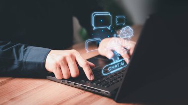Genç adam yapay zeka sohbet robotu kullanarak akıllı bir yapay zekayla ya da yapay zekayla sohbet ediyor. Gelecekteki teknoloji dönüşümü. Yapay Zeka 'dan Chatbot Sohbeti..