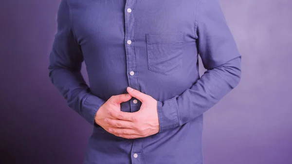 吐き気 痛みを伴う病気の気分が悪いので 胃の上に手で若い男 胃痛の概念 — ストック写真
