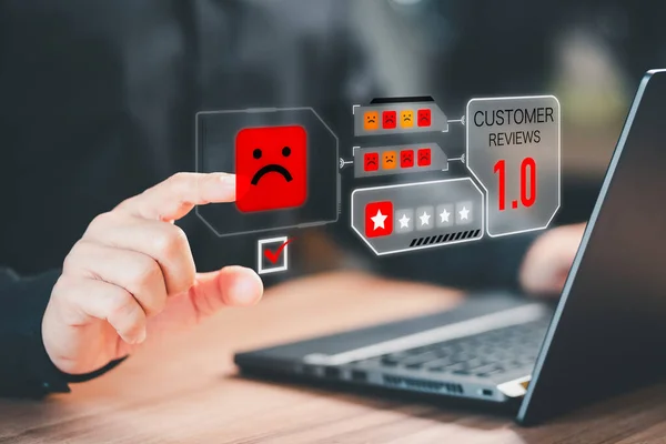 Adam müşteri memnuniyeti anketleri için olumsuz eleştiriler veriyor. Değerlendirme: Tanıklık, müşteri değerlendirme geri bildirimi, hizmet derecelendirme memnuniyeti ve sertifika konsepti.