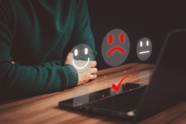 Müşteri tanıklığı tatminsiz iş hizmeti konsepti. Sanal ekranda kızgın duygu ifadesi olan adam istemci, kötü eleştiri, sevmeme, düşük değerlendirme, geri bildirim iyi değil.