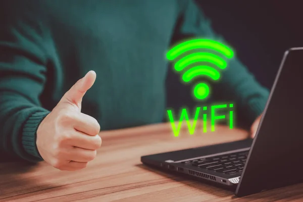 Ung Man Söker Wifi Sin Dator Laptop Caféet Begreppet Teknik — Stockfoto