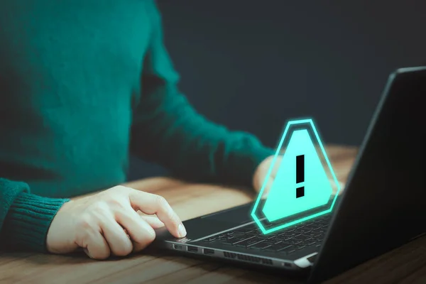 Mann Arbeitet Auf Computer Laptop Mit Dreieck Vorsicht Warnschild Für — Stockfoto