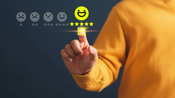 Клиент Трогает Виртуальный Экран Счастливой Иконке Лица Улыбки Пять Звезд — стоковое фото