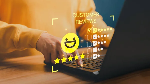 Досвід Обслуговування Клієнтів Дослідження Задоволеності Бізнесом Чоловік Рука Використовує Ноутбук — стокове фото
