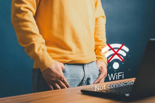 Hombre Joven Usando Ordenador Portátil Para Conectarse Wifi Casa Pero — Foto de Stock