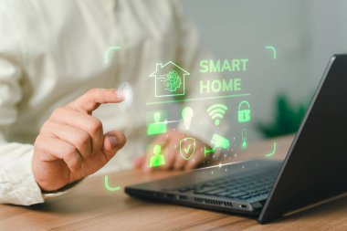 Akıllı ev otomasyon uygulaması konsepti. Yetişkin adam teknolojiyi kontrol ediyor. AI akıllı ev aletleri. Yatak odasında uygulaması başlatılmış bir dizüstü bilgisayar kullanıyor..